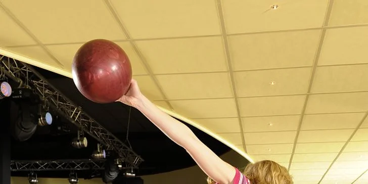 2 hodiny bowlingu až pro 8 hráčů a kilo kuřecích řízků s okurkami i pečivem
