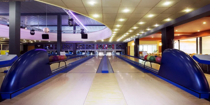 2 hodiny bowlingu až pro 8 hráčů a kilo kuřecích řízků s okurkami i pečivem