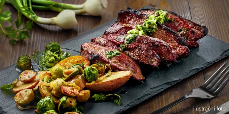 New York steak s omáčkami a pečenými plněnými bramborami pro dva