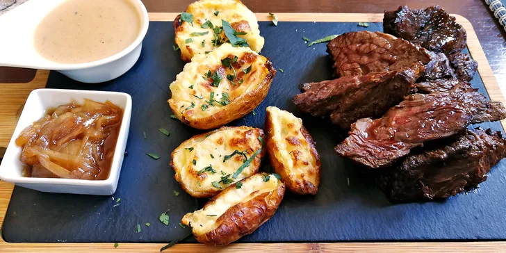 New York steak s omáčkami a pečenými plněnými bramborami pro dva