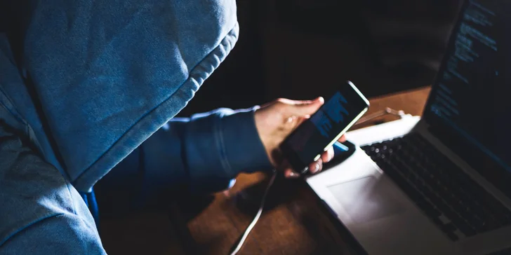 Napínavá šifrovací hra v pohodlí domova: Loupež po telefonu až pro 5 hráčů
