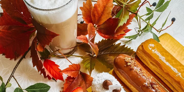 Originální zákusek podle výběru z 10 druhů a horký nápoj v kavárně Eclair pro 1 či 2 osoby