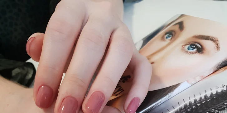 Pečlivá manikúra a aplikace gel laku pro krásné nehty