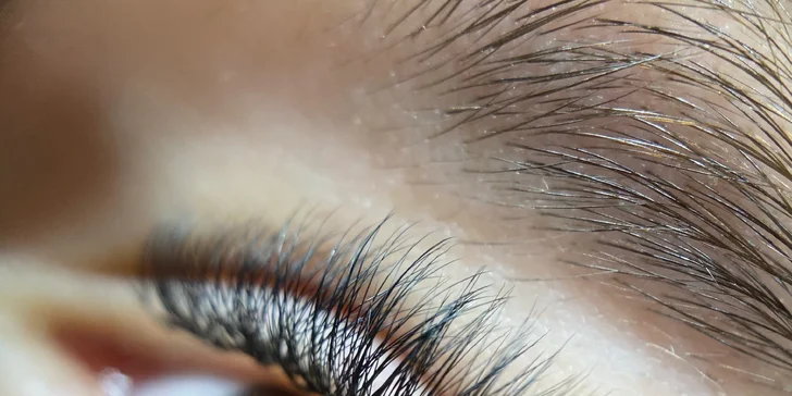 Svůdný pohled: prodloužení řas metodou dle výběru