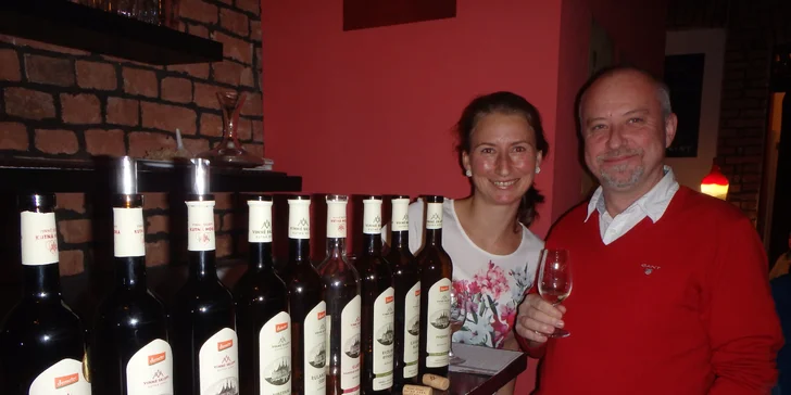 Potěšení pro chuťové buňky: sklenka vína a francouzská terina pro dva nebo řízená degustace
