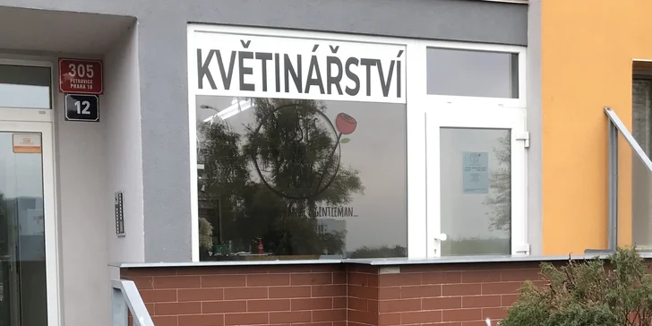 Řekněte to květinou: až 101 ks bílých růží Athena s rozvozem po Praze