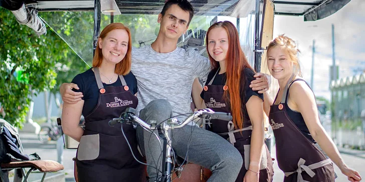Jedna nebo dvě kávy a sušenky z pardubické retro kavárny na kolečkách