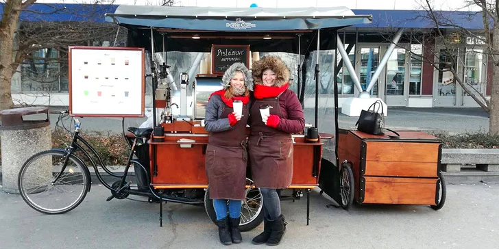 Jedna nebo dvě kávy a sušenky z pardubické retro kavárny na kolečkách