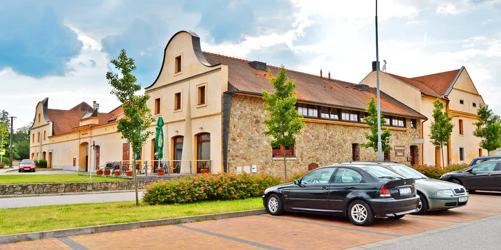 Romantika v centru Telče: hotel u zámeckého parku, polopenze i víno