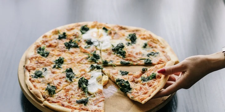 Jedna nebo dvě pizzy s průměrem 34 cm dle výběru: margherita, hawaii i tvarůžková či s brokolicí