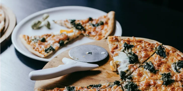 Jedna nebo dvě pizzy s průměrem 34 cm dle výběru: margherita, hawaii i tvarůžková či s brokolicí