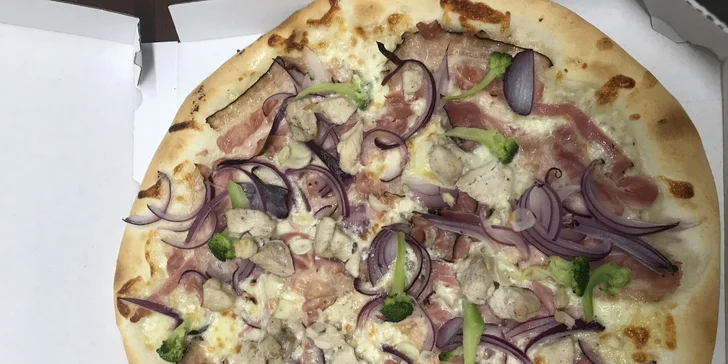 Jedna nebo dvě pizzy s průměrem 34 cm dle výběru: margherita, hawaii i tvarůžková či s brokolicí