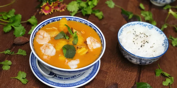 Vietnam pro 1–4 osoby: polévka s tofu a z rosolovky, kari či hovězí s rýží nebo závitky
