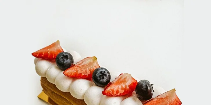 Originální zákusek podle výběru z 10 druhů a horký nápoj v kavárně Eclair pro 1 či 2 osoby