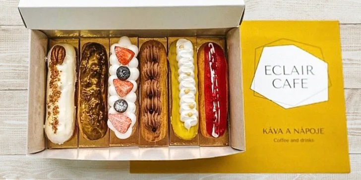 Originální zákusek podle výběru z 10 druhů a horký nápoj v kavárně Eclair pro 1 či 2 osoby