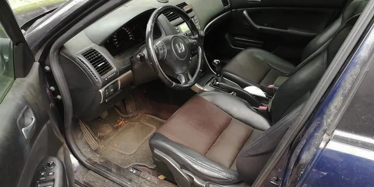 Profesionální čištění interiéru nebo exteriéru osobního automobilu