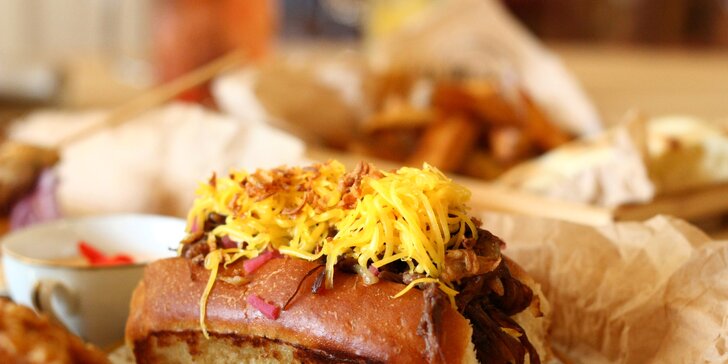 Hody pro dva ve vyhlášené hospůdce U Machů: burger, hot dog, souvlaki, stripsy, hranolky i domácí limonády