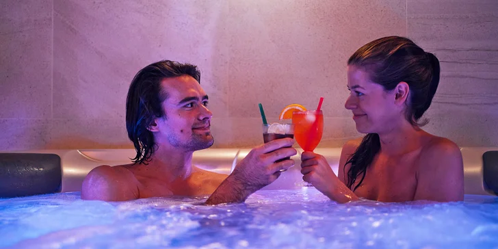 Privátní wellness pro 2 nebo 4 osoby: vířivka, sauna, sekt, ovoce i drinky