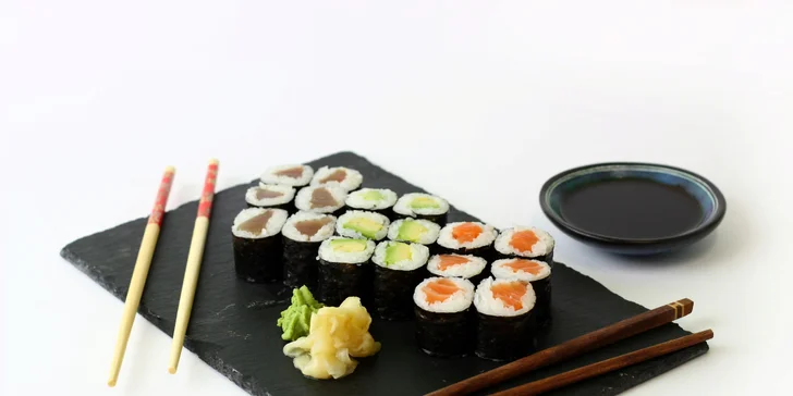 Pochutnejte si na lahodném sushi: 18–40 ks s okurkou, avokádem i lososem