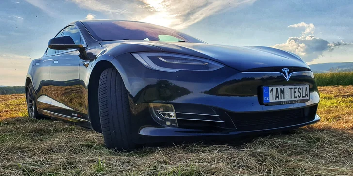 Svezte rodinu či partu v rychlé a tiché Tesle S: elektrická jízda se zastávkou na focení