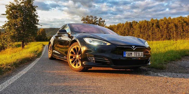 Svezte rodinu či partu v rychlé a tiché Tesle S: elektrická jízda se zastávkou na focení