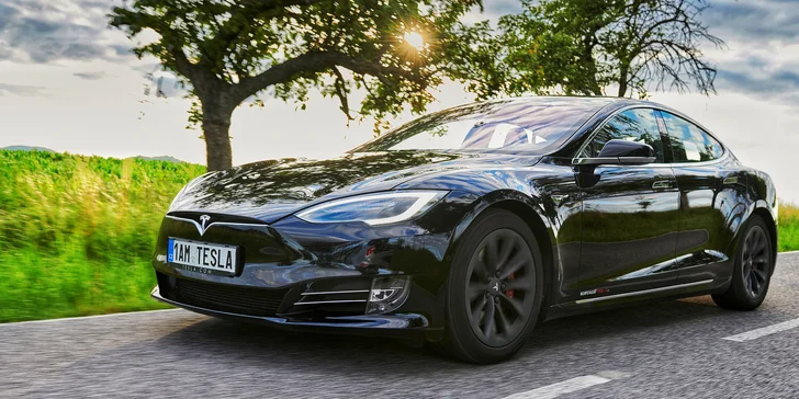 Svezte rodinu či partu v rychlé a tiché Tesle S: elektrická jízda se zastávkou na focení