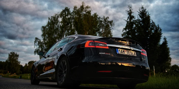 Svezte rodinu či partu v rychlé a tiché Tesle S: elektrická jízda se zastávkou na focení