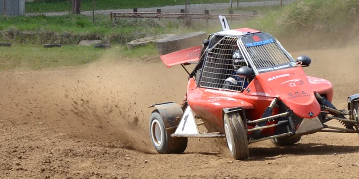 Jízda ve speciálně upravené závodní buggy: 3–10 kol na uzavřené trati