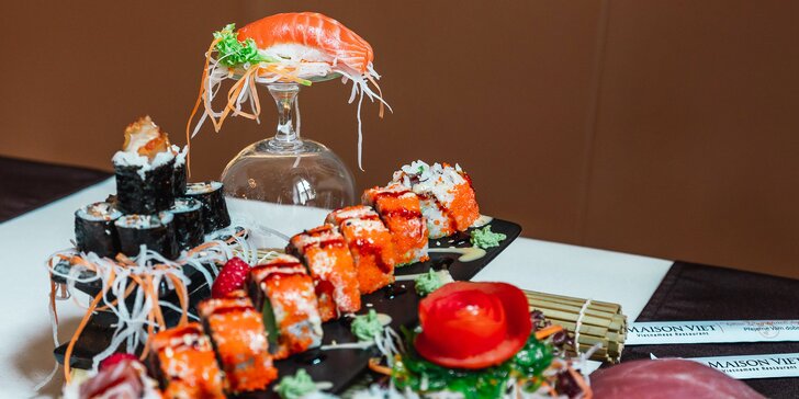 Vyladěné sushi sety s lososem, úhořem, krevetami, tempurou i plátky ryb sashimi