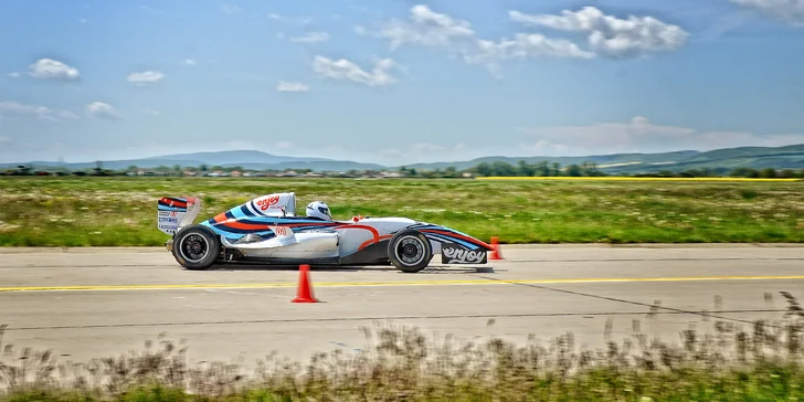 4–8 kol ve formuli F4 na letištním okruhu: jízda s palivem i půjčením závodní výstroje