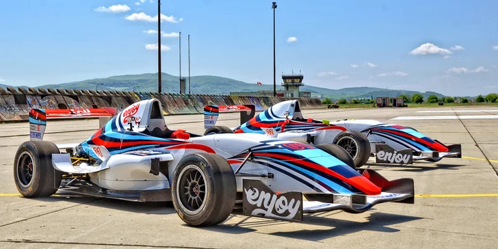 4–8 kol ve formuli F4 na letištním okruhu: jízda s palivem i půjčením závodní výstroje