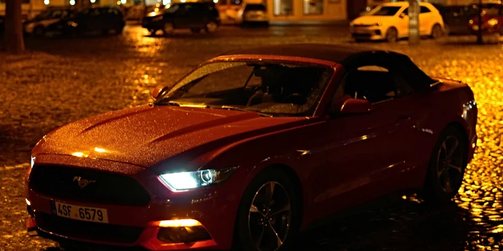 Noční jízda Prahou v kabrioletu Ford Mustang: 30 nebo 60 minut s hvězdným nebem nad hlavou