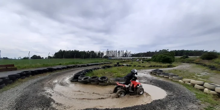 Adrenalinová jízda na čtyřkolce na ATV dráze pro dospělé