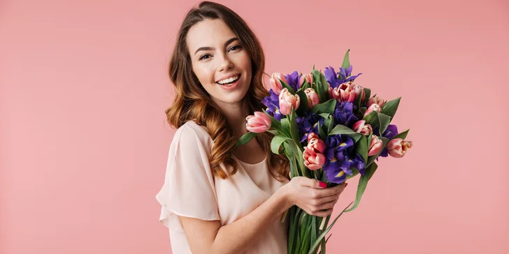 Voňavý barevný pugét holandských tulipánů s možností dopravy