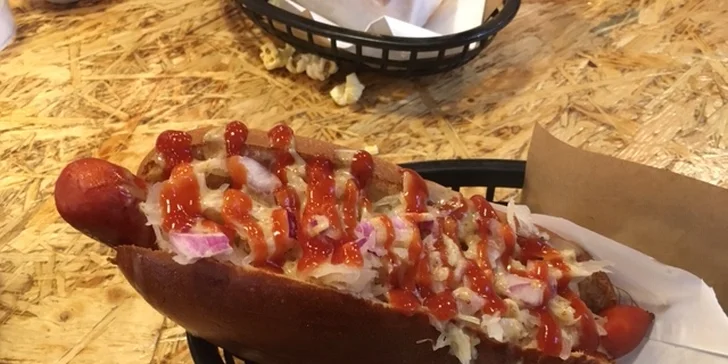 Hravá kavárna: popcorn a limča s hot dogem či sendvičem i deskovkou pro dva nebo pivo pro celou partu