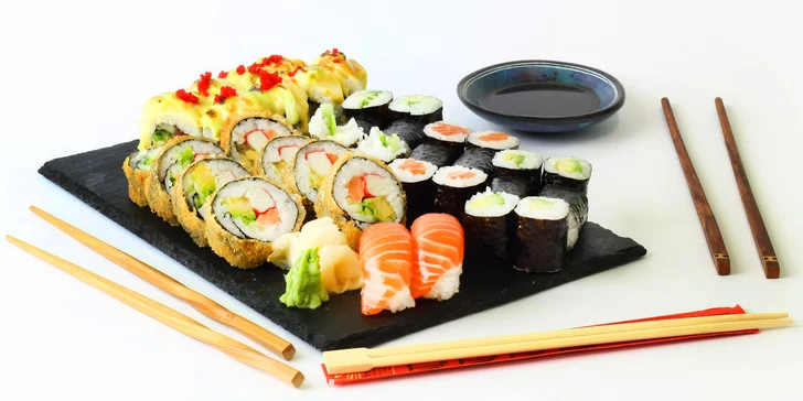 Pochutnejte si na lahodném sushi: 18–40 ks s okurkou, avokádem i lososem