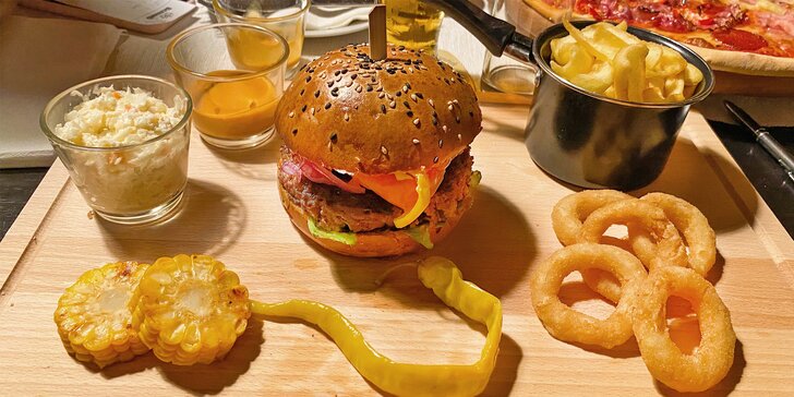 Jedno či dvě nadupaná burger menu s hranolky, cibulovými kroužky i kukuřicí a salátem