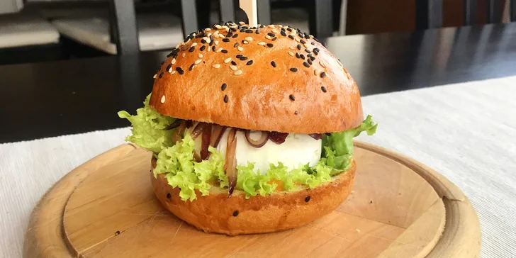 Jedno či dvě nadupaná burger menu s hranolky, cibulovými kroužky i kukuřicí a salátem