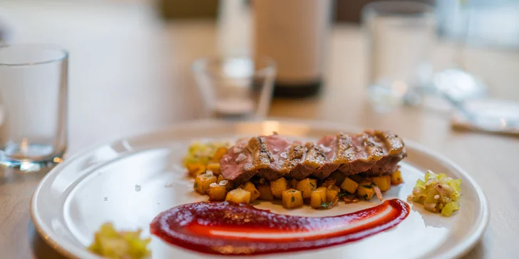 5chodové degustační menu pro dva: kachní prso či pstruh, krevety, rajská polévka, panna cotta