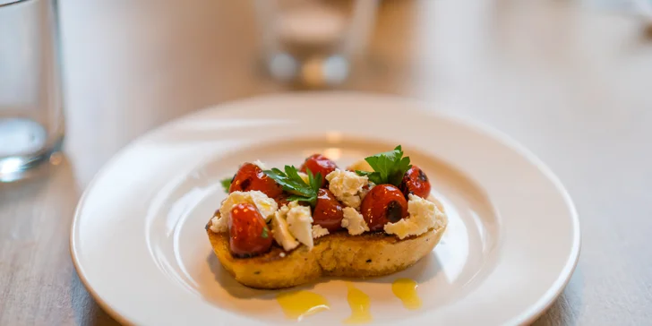 5chodové degustační menu pro dva: kachní prso či pstruh, krevety, rajská polévka, panna cotta
