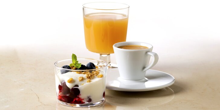 Jogurtový dezert s jahodami, mošt a espresso pro 1 nebo 2