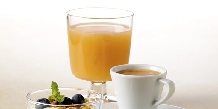 Jogurtový dezert s jahodami, mošt a espresso pro 1 nebo 2