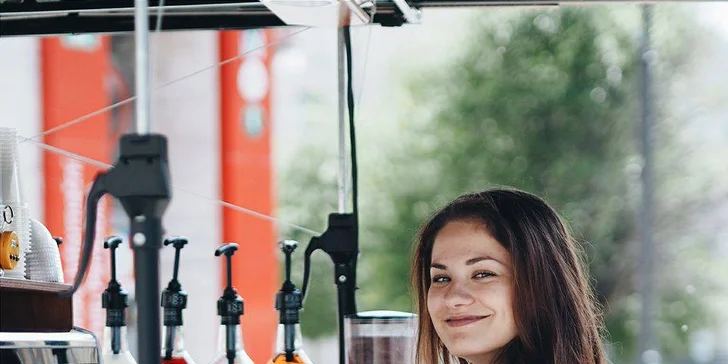 Jedna nebo dvě kávy a sušenky z pardubické retro kavárny na kolečkách