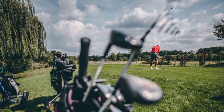 Intenzivní den s golfem: dvě lekce s trenérem, neomezené množství míčků i certifikát na památku