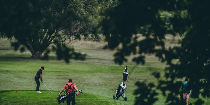 Intenzivní den s golfem: dvě lekce s trenérem, neomezené množství míčků i certifikát na památku