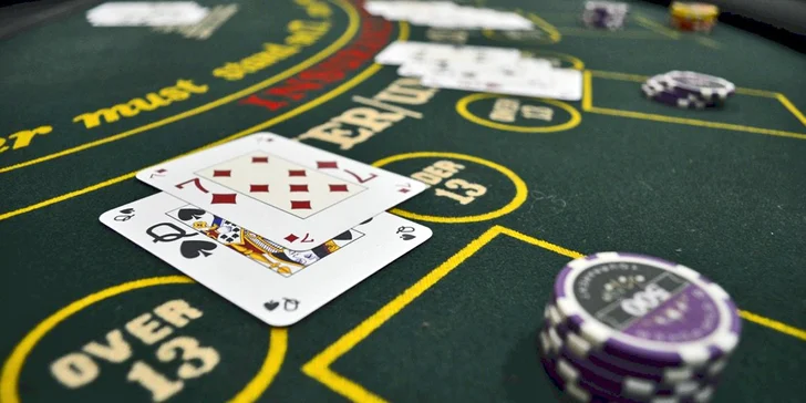 Loupež v casinu: Propracovaná únikovka pro 4 osoby