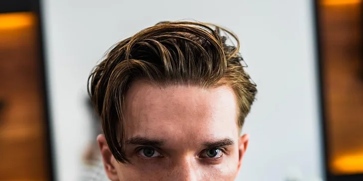Módní pánský střih či úprava vousů v tradičním barber shopu