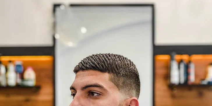 Módní pánský střih či úprava vousů v tradičním barber shopu