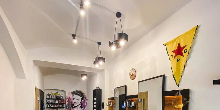 Módní pánský střih či úprava vousů v tradičním barber shopu