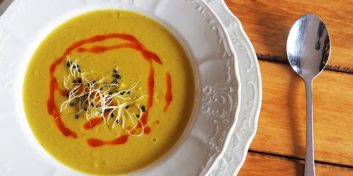 Kubánské menu pro dva: kukuřičná polévka, steaky se zeleninou a mořem omáček, dezert